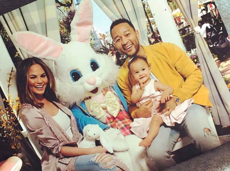 クリッシー・テイゲン、家族写真で一際目がいくのは旦那ジョン・レジェンドより長い美脚