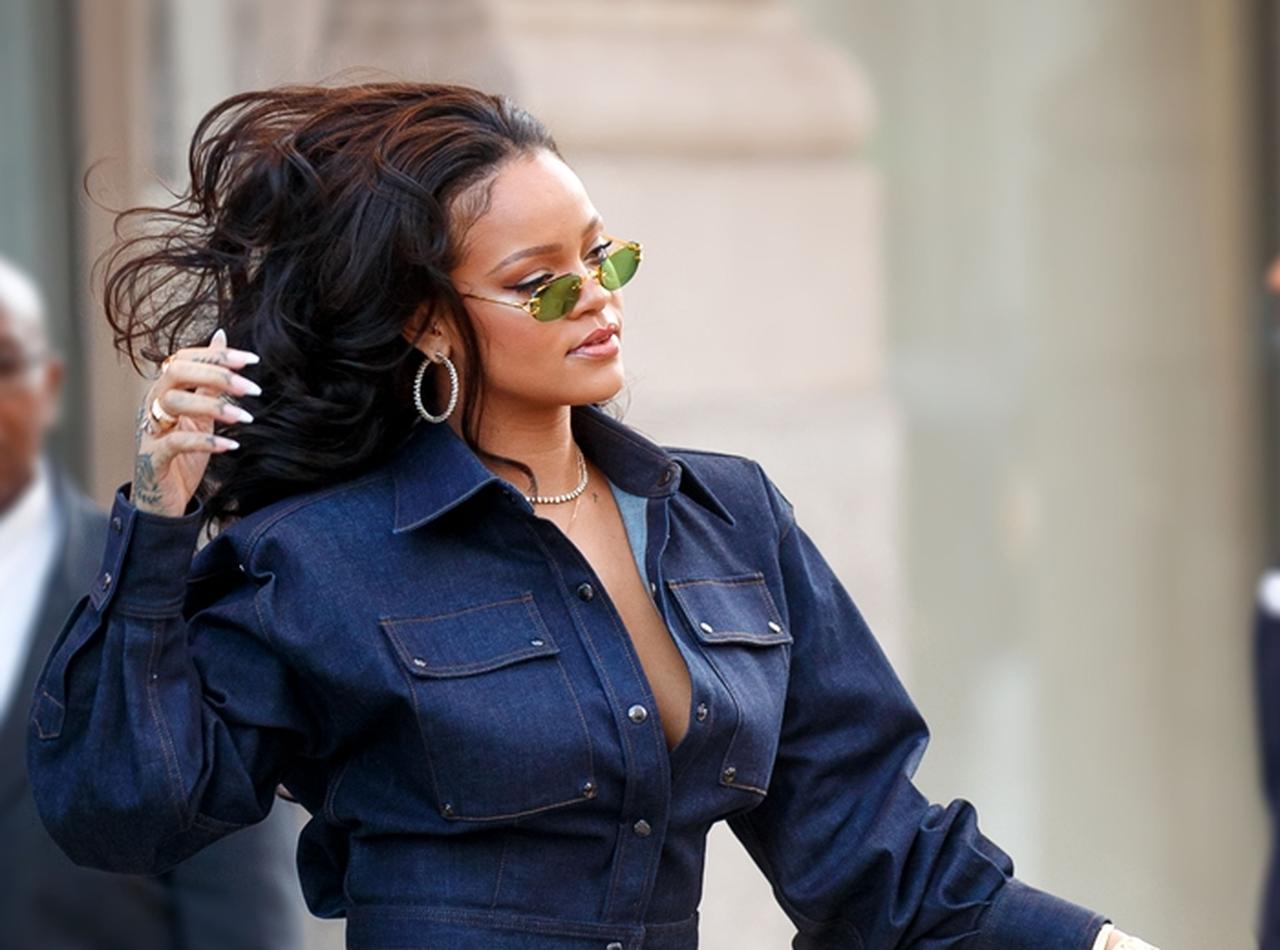 リアーナ、路上で一人ファッションショー