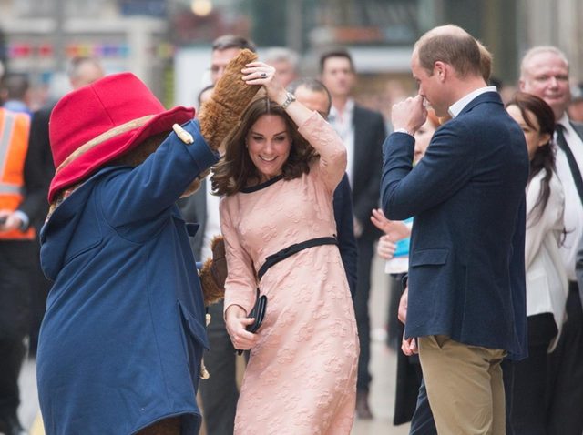 【激写】第3子妊娠中のキャサリン妃、駅でパディントンとダンス