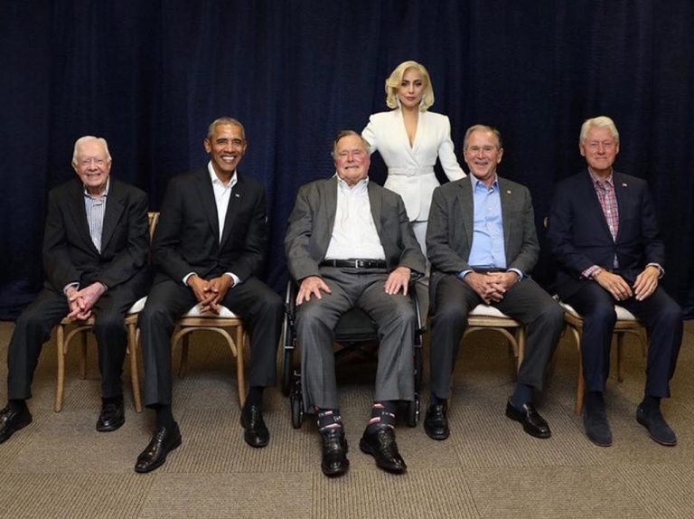 レディー・ガガが久しぶりに歌声披露！アメリカ歴代大統領5人と一緒に撮影も