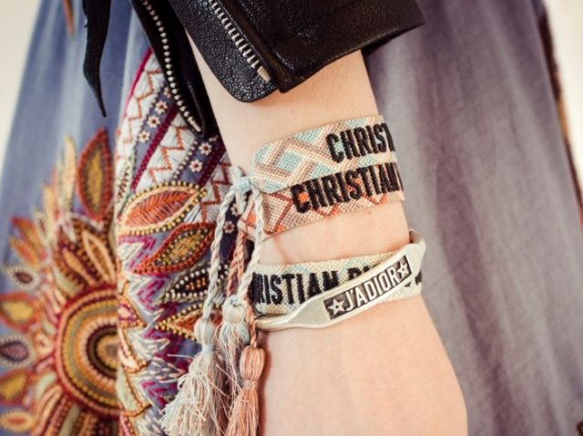 セレブも取り入れ中！ディオールから“ロゴ入りミサンガ”ブレスレットが登場