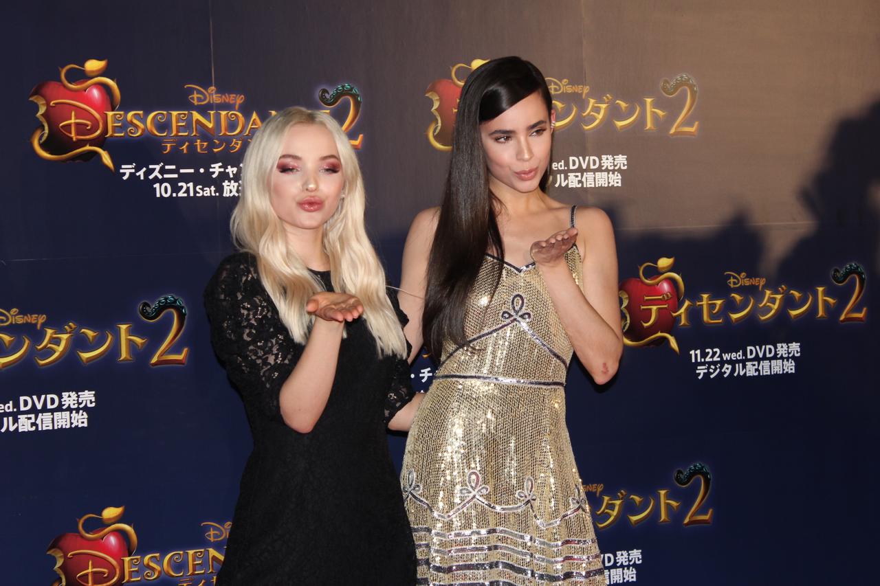 ダヴ・キャメロンとソフィア・カーソンが初来日レッドカーペットで神対応