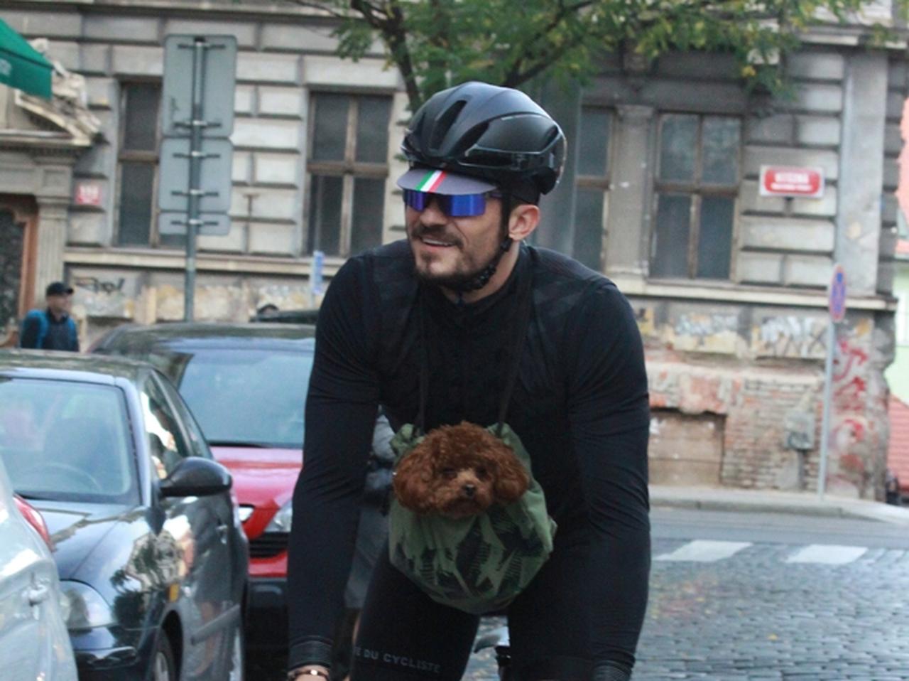 オーランド・ブルーム、愛犬と一緒に自転車に乗る姿がカンガルーのよう