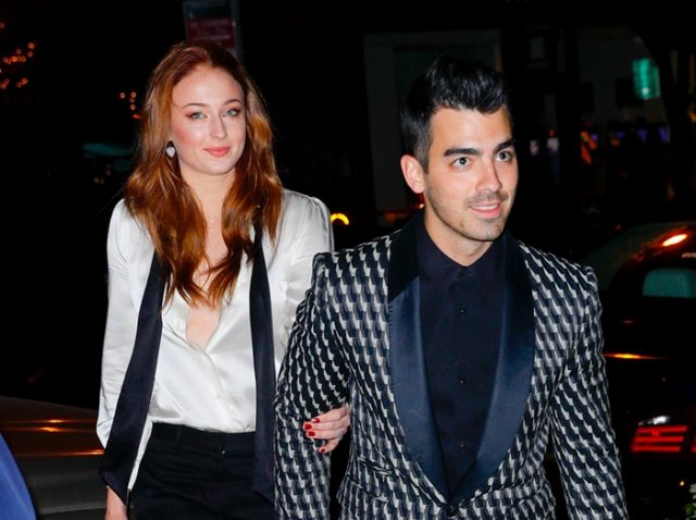 来日予定DNCEジョー・ジョナスの婚約パーティにセレブが集結、フォトブースに夢中