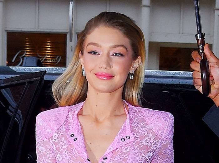 人気モデルのジジ・ハディッド、全身ピンクに身を包み幸せオーラ全開