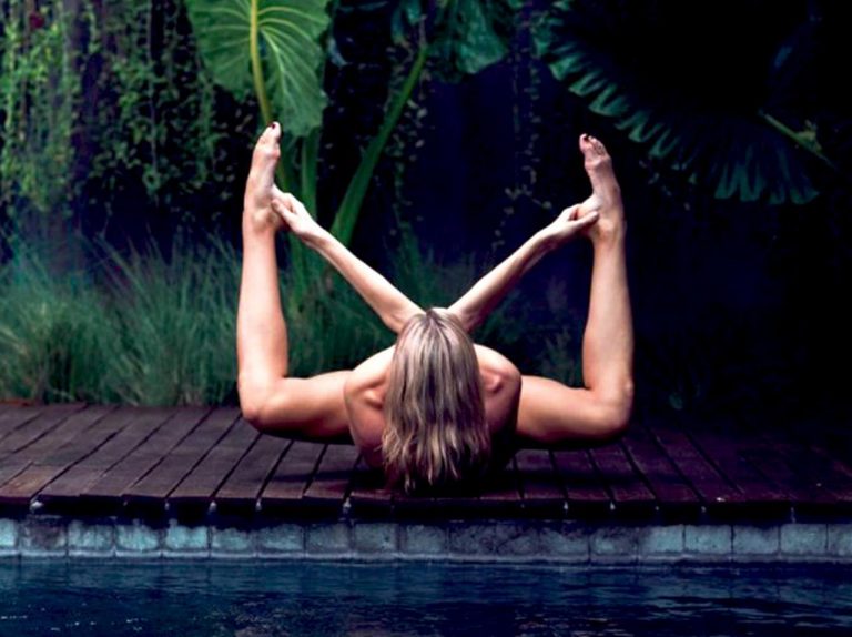 見えそうで見えない!?スリル満点「裸ヨガ・チャレンジ」がトレンドに