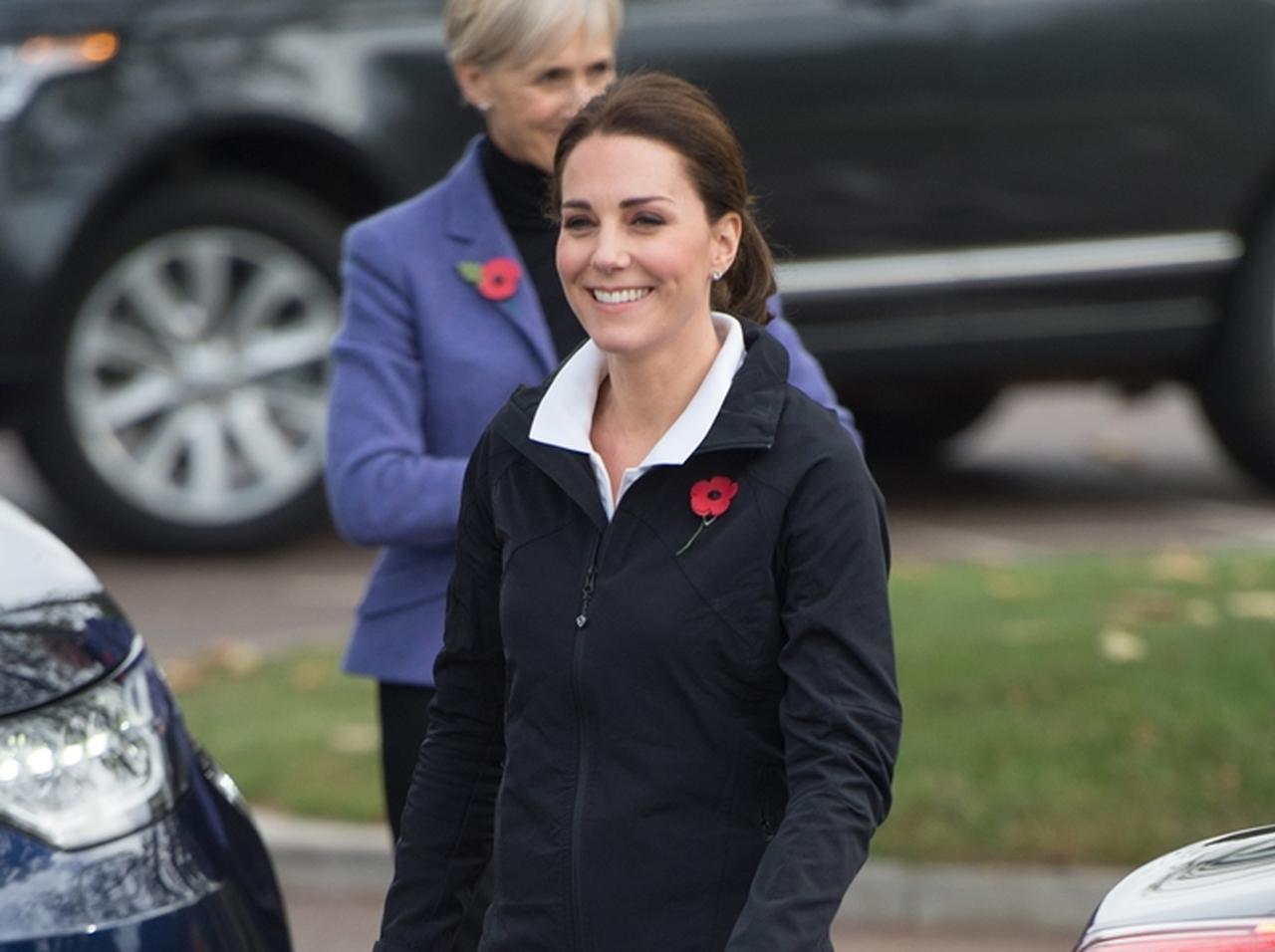 第3子妊娠中のキャサリン妃、「体操服」を思わせるジャージ姿で公務