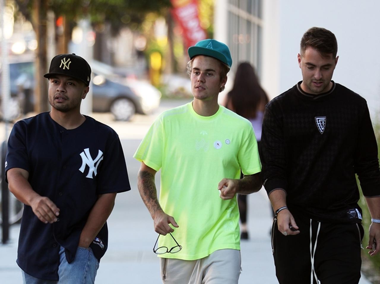 マッサージにハグ、男友達に尽くしまくるジャスティン・ビーバーを激写