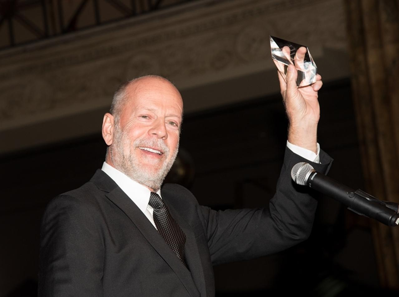 今年のハロウィンのMVPはブルース・ウィリス！驚愕のコスプレ姿で登場