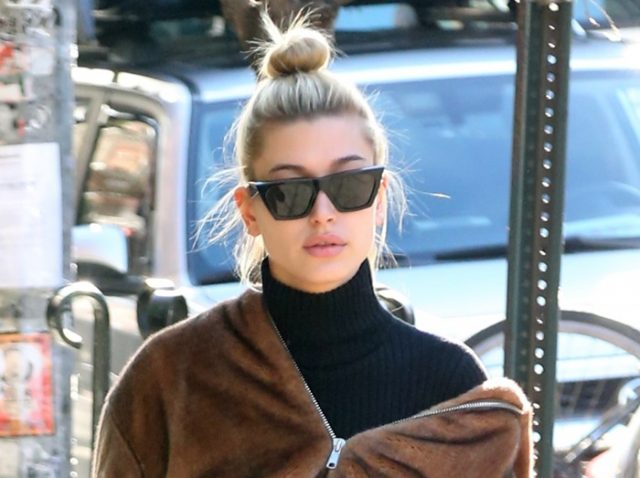 ヘイリー・ボールドウィンが提案、ファージャケットの最旬着こなしがオシャレ