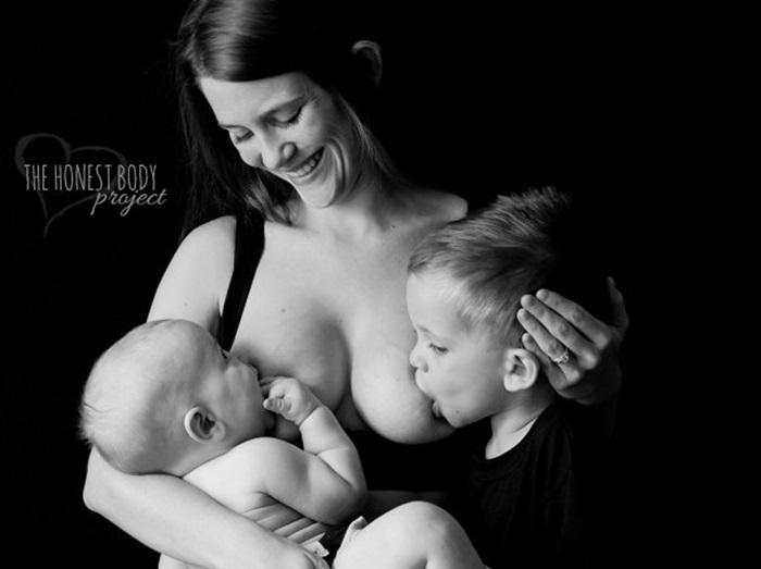 「人前で…2歳にも…」賛否両論の授乳論についてこの写真を見て考え直す