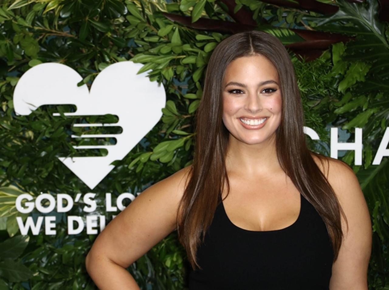 人気ぽっちゃりモデルのアシュリー・グラハムが、秘密の場所にあるタトゥーを公開