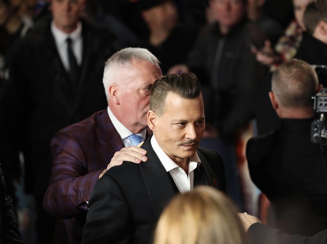 ジョニー・デップ、話題作のプレミアでボディーガードが肩モミモミ？