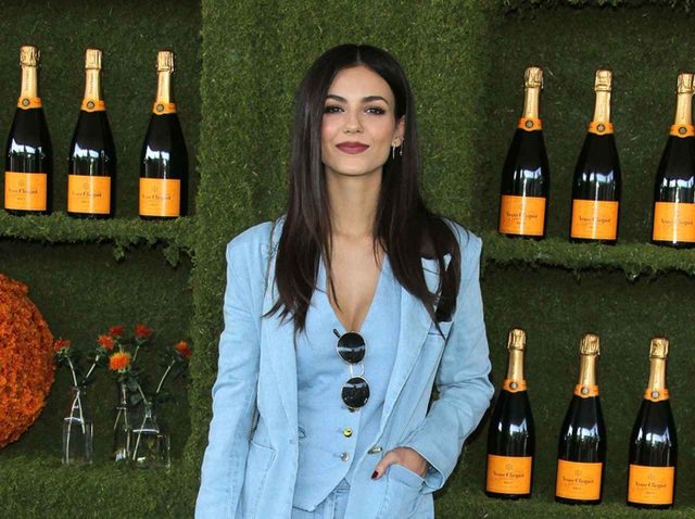 人気女優ヴィクトリア・ジャスティス、水族館で撮った一枚が絶妙すぎる