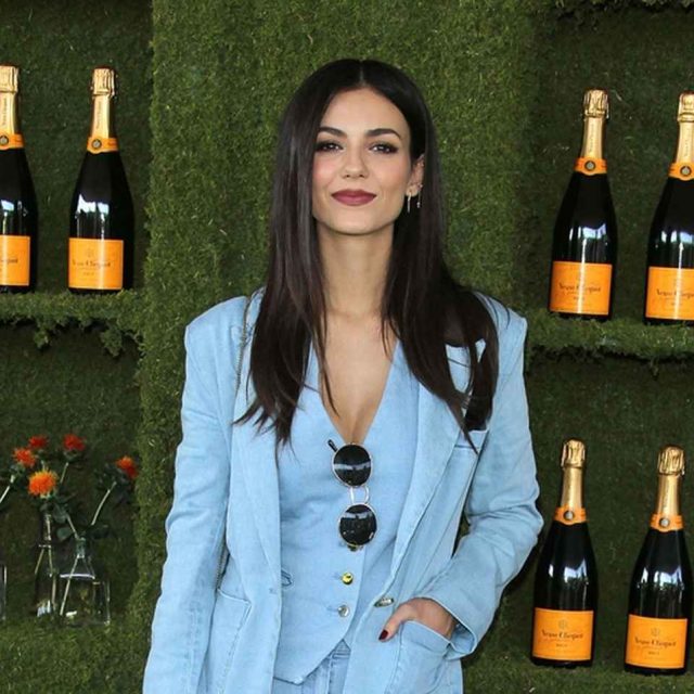 人気女優ヴィクトリア・ジャスティス、水族館で撮った一枚が絶妙すぎる