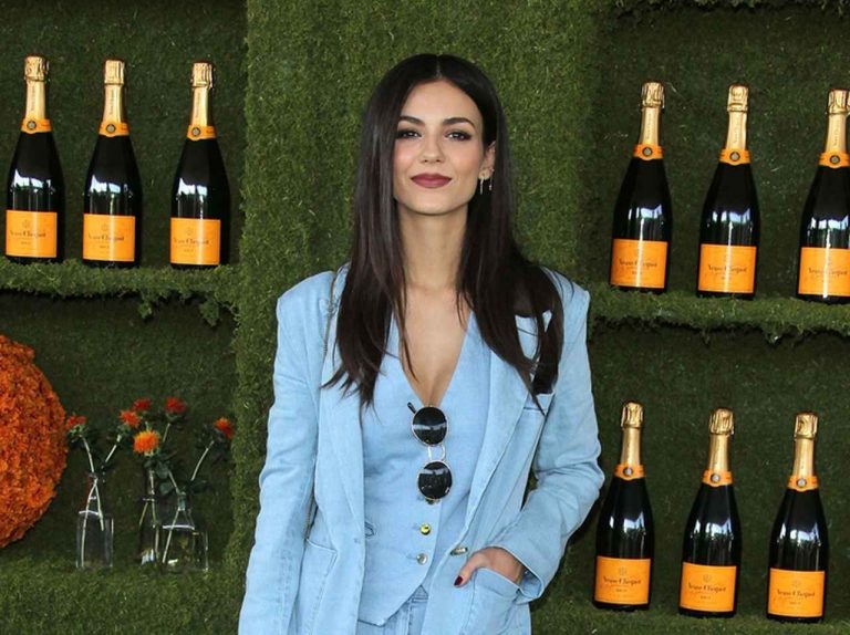 人気女優ヴィクトリア・ジャスティス、水族館で撮った一枚が絶妙すぎる