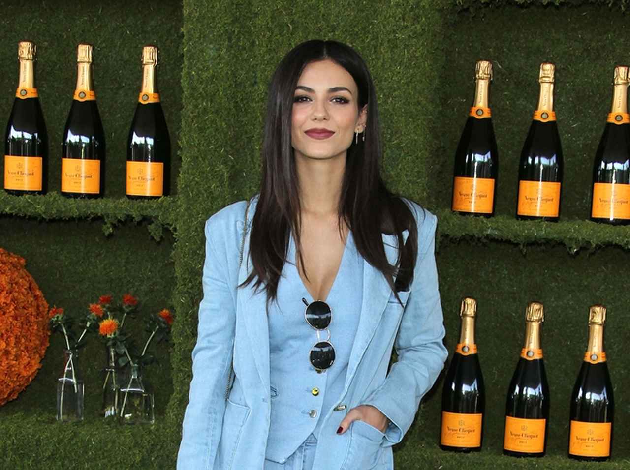 人気女優ヴィクトリア・ジャスティス、水族館で撮った一枚が絶妙すぎる