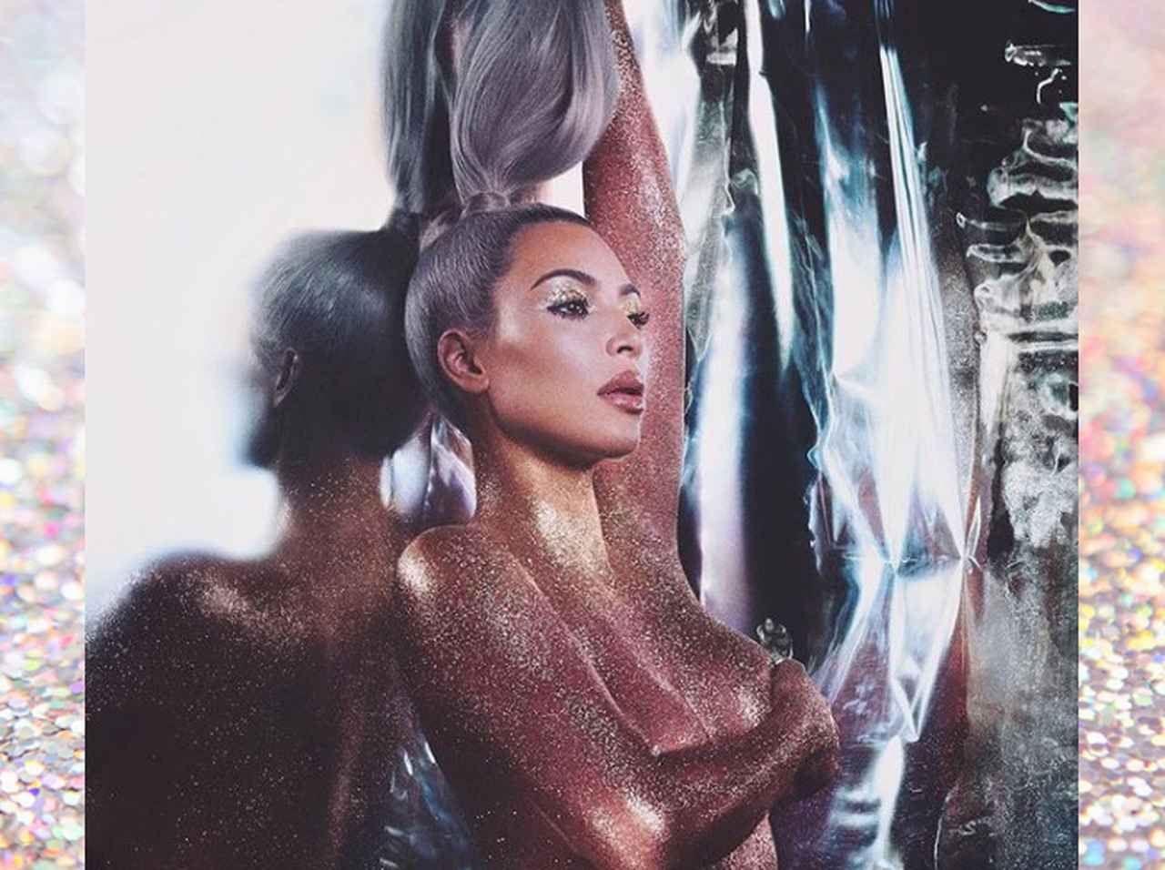 フォロワー1億人超えキム・カーダシアン、全裸の悩殺ボディにグリッターだけを身にまとう