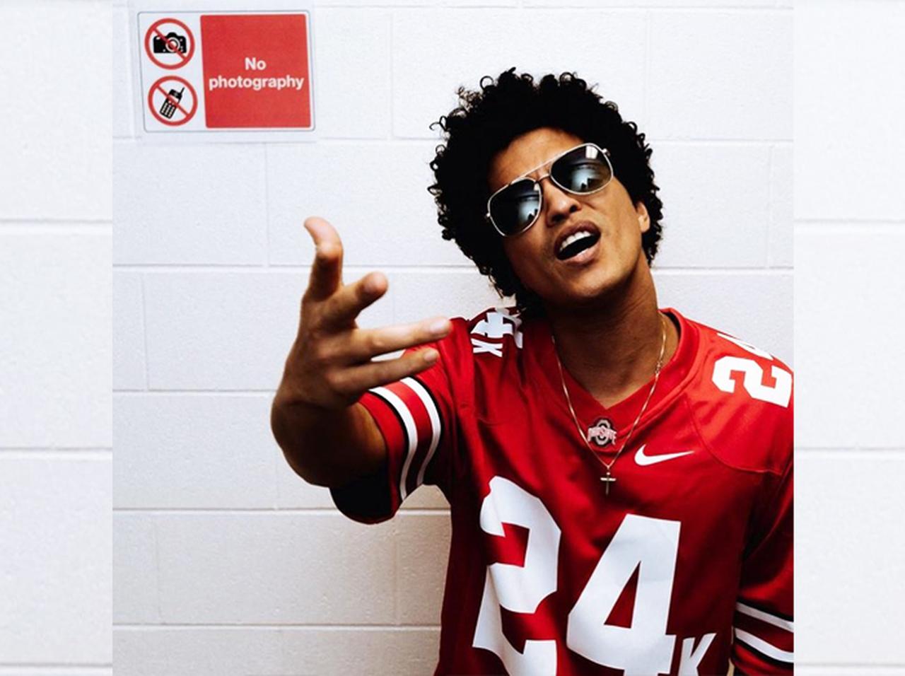 ブルーノ・マーズが「公演中にスマホを使わないで欲しい」理由に胸キュン