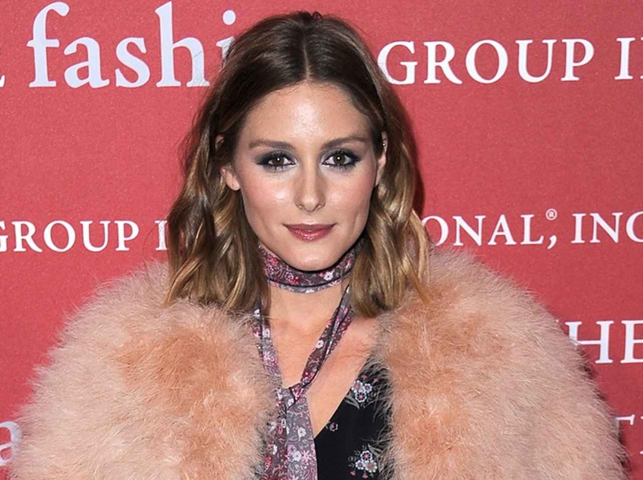 さすがオシャレ番長！オリヴィア・パレルモの花柄ドレスの着崩しテクに脱帽