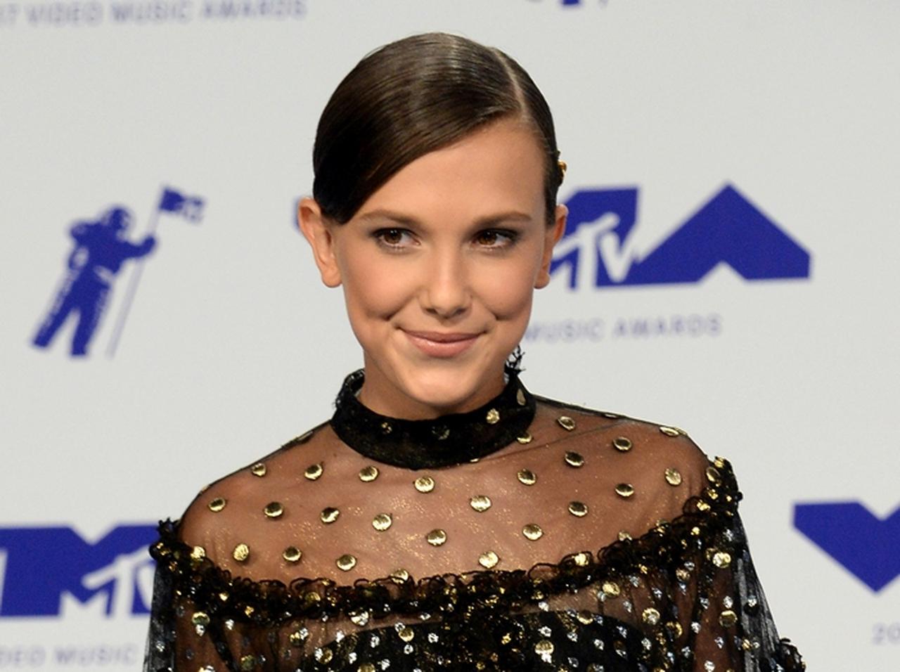 天才子役ミリー・ボビー・ブラウン、産まれつきの難聴で片耳が聞こえないことを明かす