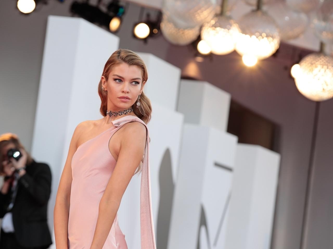 神々しい！人気VSモデルのステラ・マクスウェルが美しすぎる美脚をお披露目