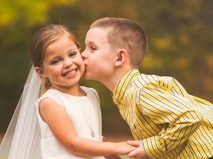 心臓欠陥を抱える5歳の少女、夢だった親友とのウェディングフォトを撮影