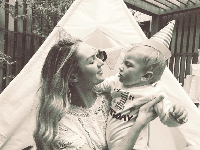 キャンディス・スワネポール、有名ファッション誌の撮影現場で1歳になる息子に授乳タイム