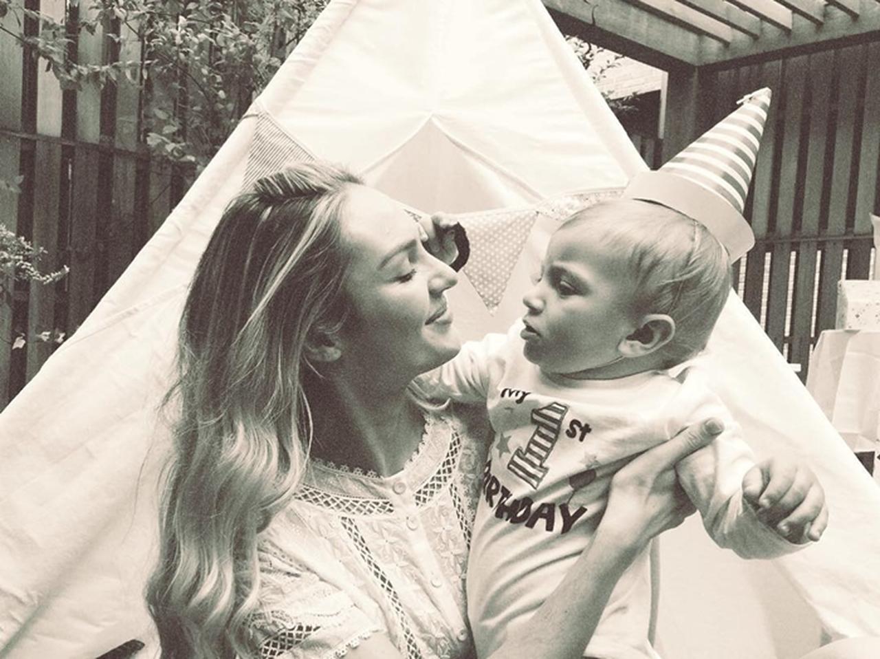 キャンディス・スワネポール、有名ファッション誌の撮影現場で1歳になる息子に授乳タイム