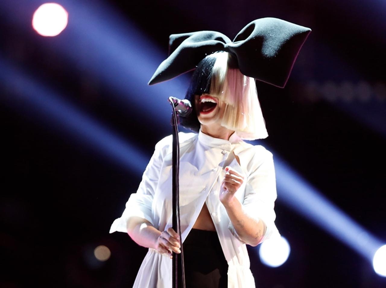 ヌード写真が流出した人気シンガーのシーア、「無料でどうぞ」と自ら写真を拡散