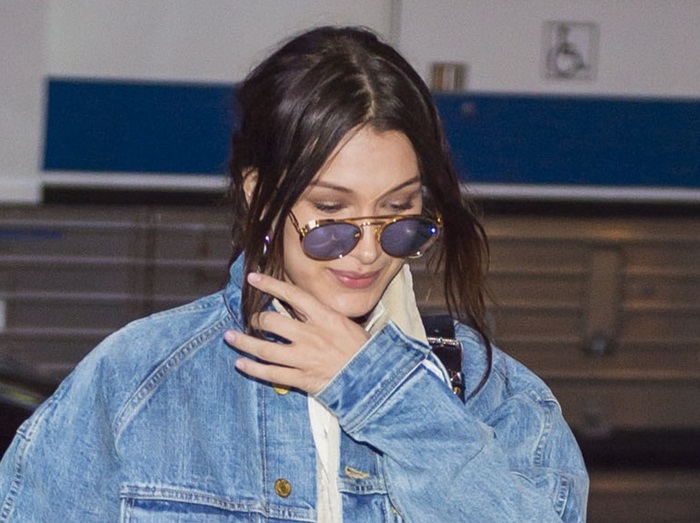 ベラ・ハディッド、冬のデニム・オン・デニムは遊び心たっぷり