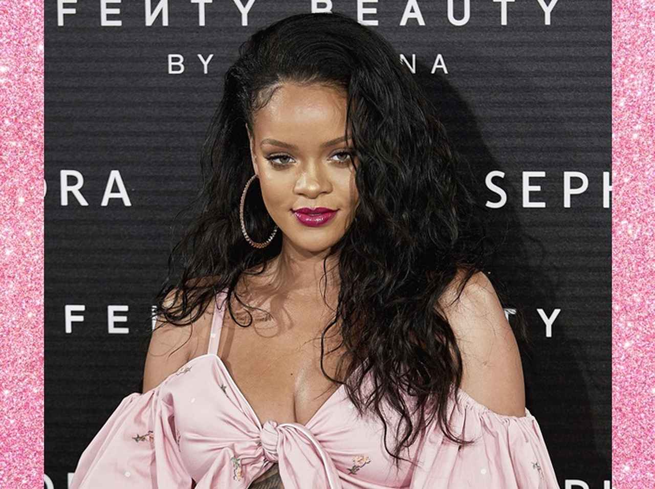 「インスタはトレンドの死」、我が道を行くリアーナが語るファッション・ルール