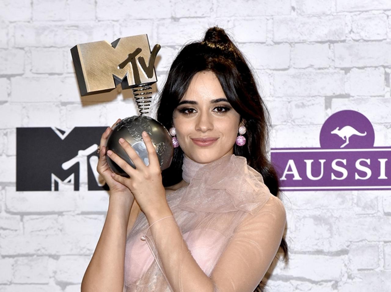 カミラ・カベロに称賛の声！MTV EMAで芸術的なパフォーマンスを披露