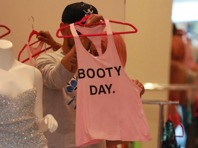 「お尻の日」トップスを見事に着こなす42歳元アイドルのメラニー・ブラウン