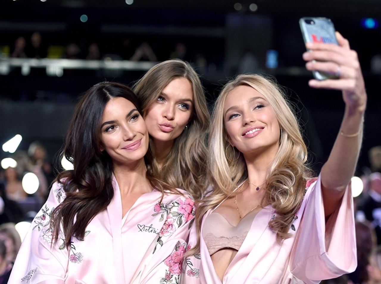 美女だらけの舞台裏！世界最大の下着の祭典がまさに天国【VSショー】