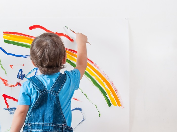 子供が壁に落書きをした時、ある親の対処法に拍手