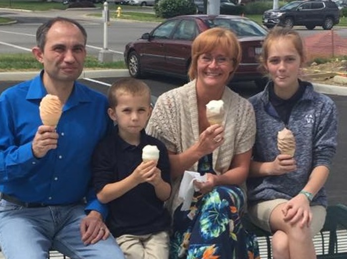 知らぬ人が撮ってくれた1枚の家族写真に隠された、ある事実に涙