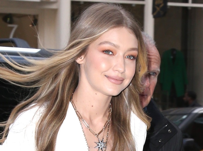 ジジ・ハディッド、白で身を包んだ最新ファッションがオシャレ