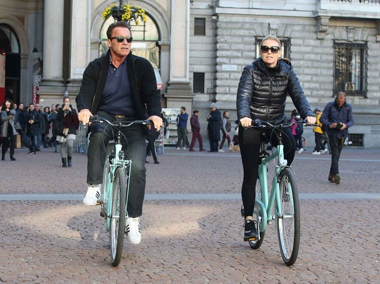アーノルド・シュワルツェネッガー、ミラノでの自転車デートでプチパニック!