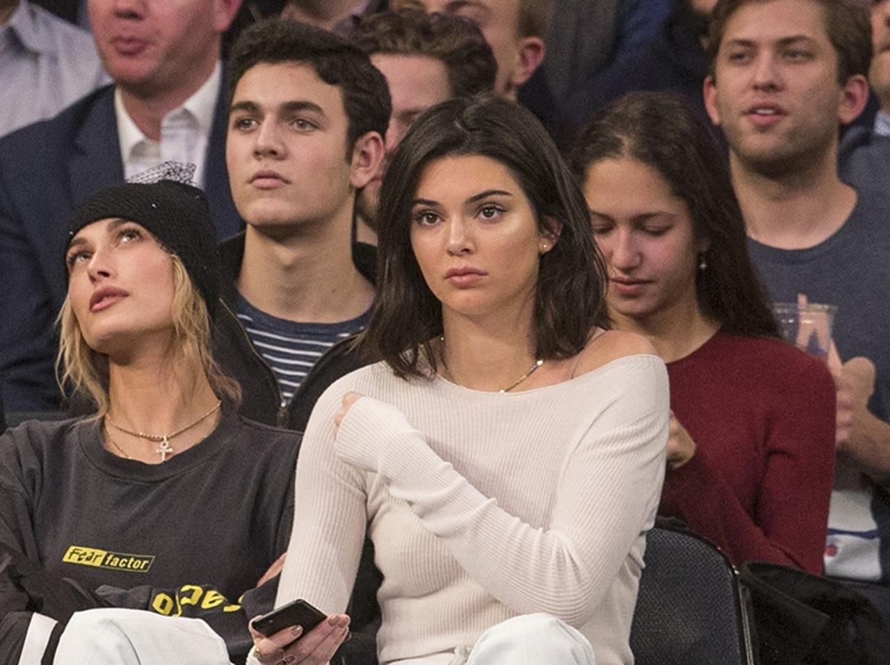 22歳ケンダル・ジェンナー、「豪快ポーズ」でバスケの試合観戦