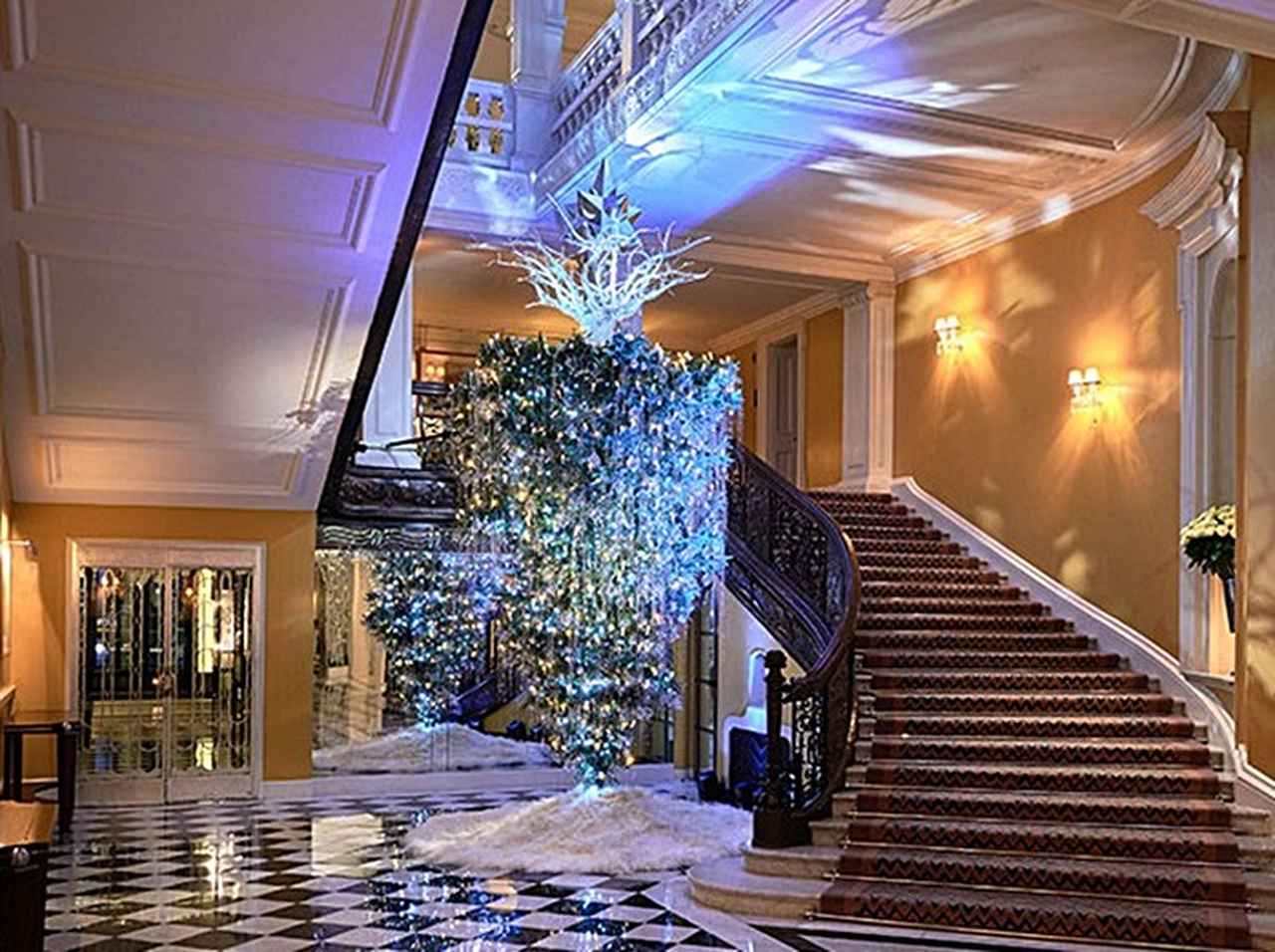 クリスマスツリーは「真っ逆さま」が今年のトレンド?