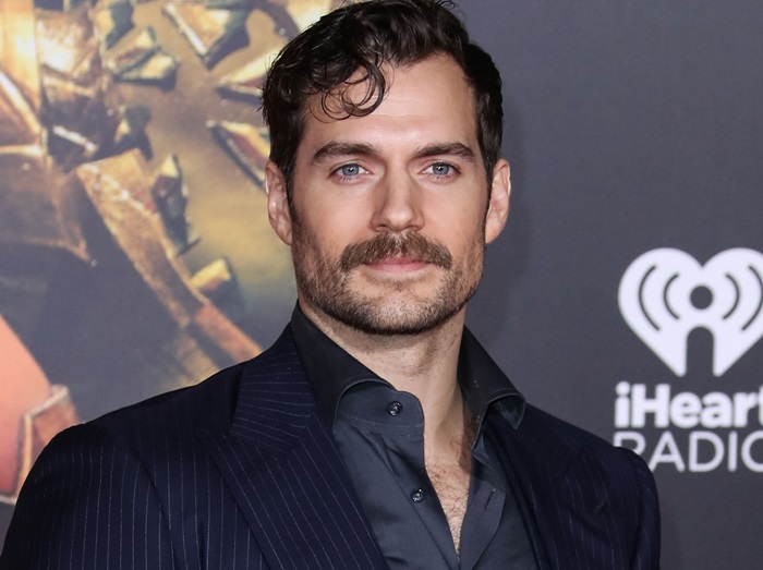 ヘンリー・カヴィル、服を着ていても分かる筋肉美がすごい