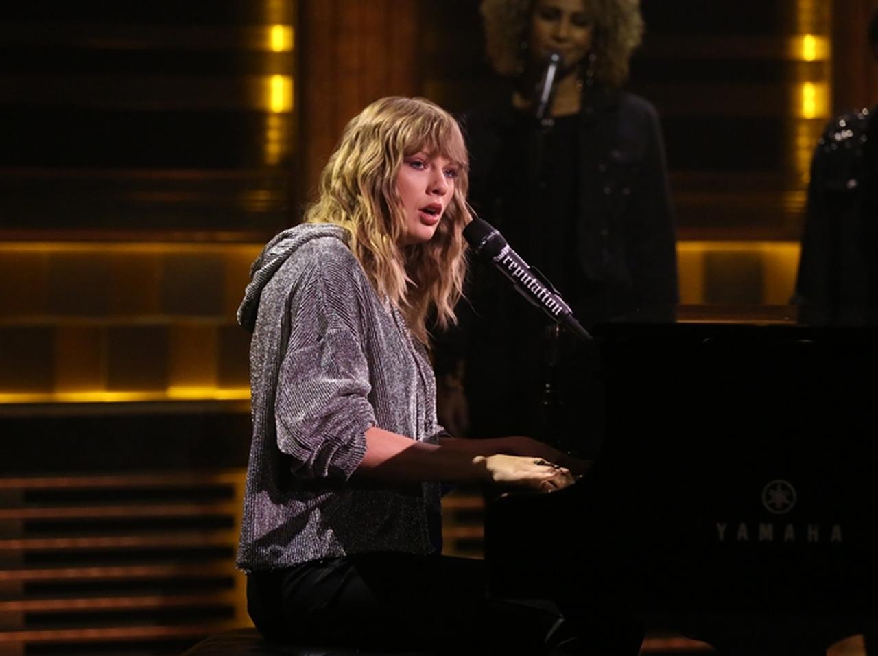 テイラー・スウィフトのパフォーマンスに観客全員が涙した「理由」に涙腺崩壊