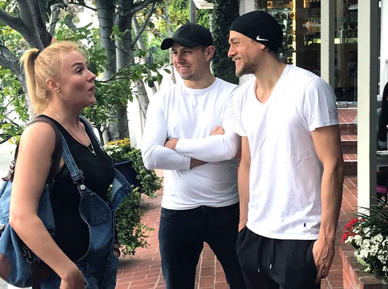 彼女と話す男性を「ナンパ男」と勘違いした彼氏、助けに行くも驚きの展開に