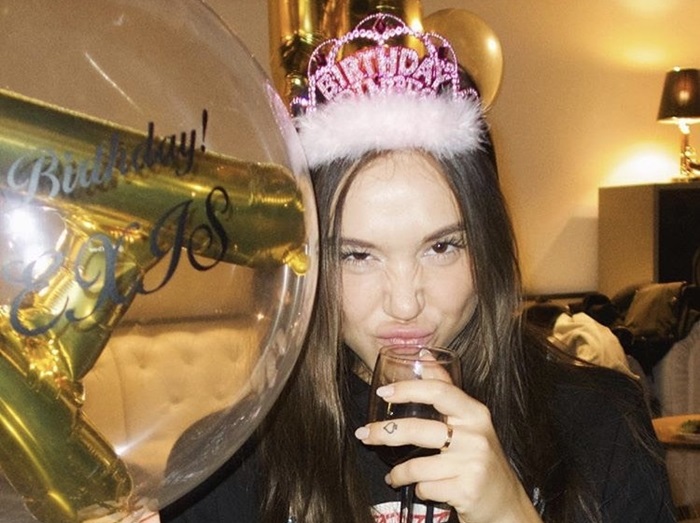 【来日中】アレクシス・レン、大好きな日本で21歳の誕生日をお祝い