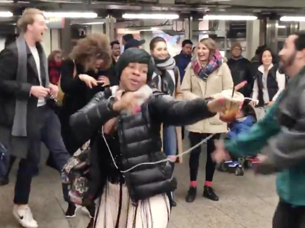 ニューヨーク地下鉄駅で見知らぬ人同士が一心不乱に踊る！歌う！一体なぜ？