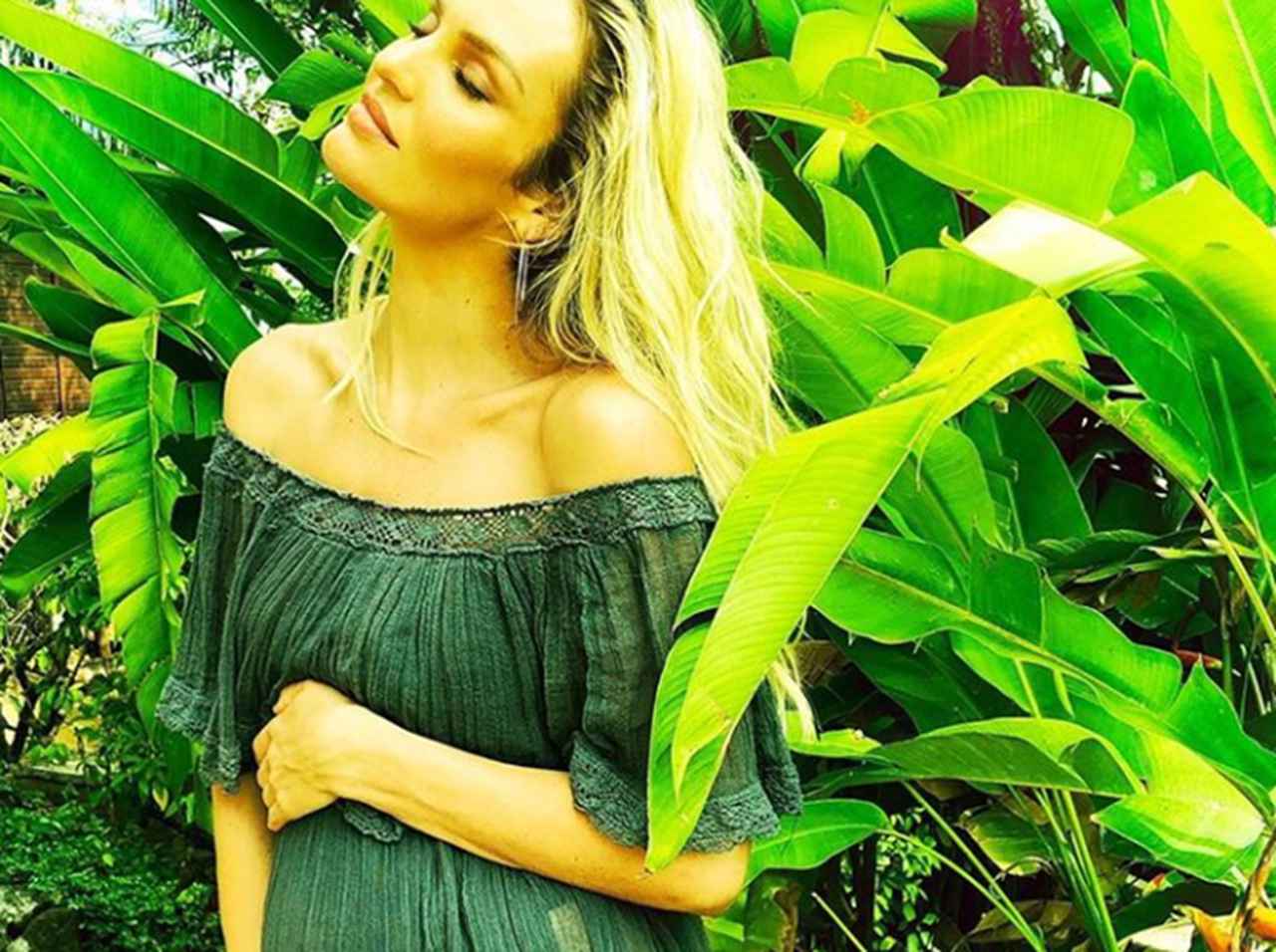 人気モデルのキャンディス・スワネポールが第2子妊娠!モデルたちが祝福