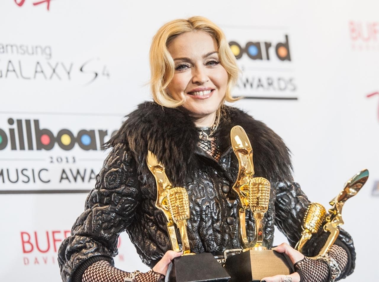 可愛いはずの「上目使い」、マドンナがやるとこうなる