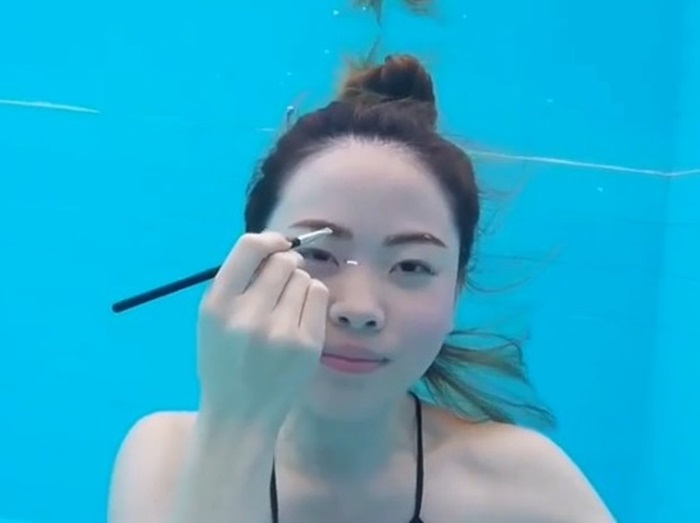 ある女性が水中で行ったメイク動画がスゴすぎる