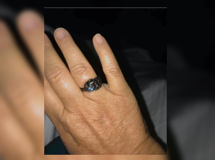 火災で全てを失った夫婦、奇跡的に結婚指輪を発見した時の夫の行動に涙